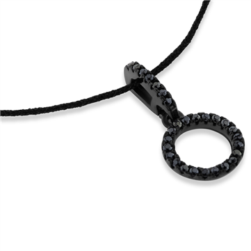 Classic by Pind halskæde med cirkel vedhæng sort rhodineret med sorte zirkonia
Halskæde sort silkesnor med sølv lukning.
Kæde fås i længde 40 og 45cm.