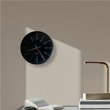 Arne Jacobsen vægur - Bankers - sort/rød/hvid - 21 cm