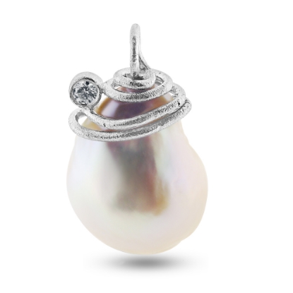 Billede af Vedhæng spiral af tråd barok fw. perle 26*19 mm. brill. 0,15 w/vs. 14 kt. hvg.