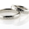 Billede af 1 par ringe, med 3 navne fræset ned i skinne (udvendig gravering) 14 kt. hvg.