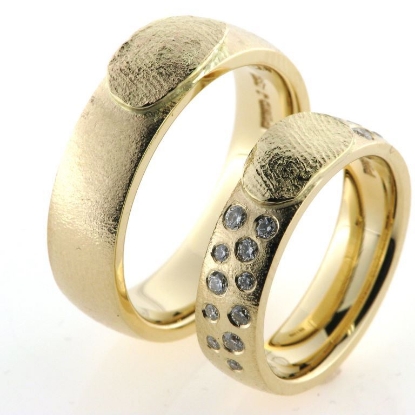 Billede af 1 par vielsesringe med afstøbning af fingeraftryk (fingeraftegning) D-ring med 23 brill. 14 kt.