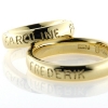 Billede af 1 par ringe, med 3 navne fræset ned i skinne (udvendig gravering) 8 kt.