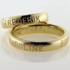 Billede af 1 par ringe, med 3 navne fræset ned i skinne (udvendig gravering) 8 kt.