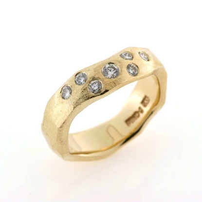 Billede af Ring organisk, barket overflade, 1 brill. a 0,06 ct. + 6 brill. a 0,04 ct.