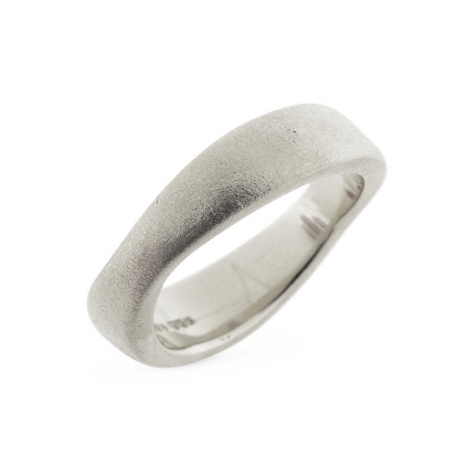 Billede af Ring bølget, massiv 14 kt. hvg.