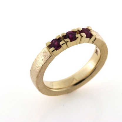 Billede af Alliancering 3 rubiner a ca. 0,10 ct. 14 kt.