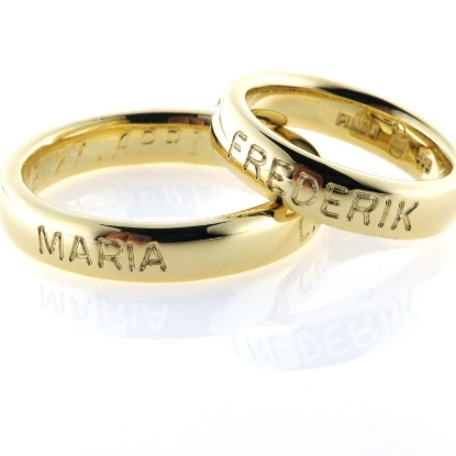 Billede af 1 par ringe, med 3 navne fræset ned i skinne (udvendig gravering) 14 kt.
