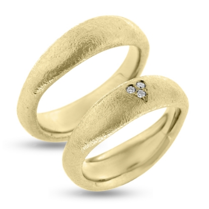 Billede af Vielses/forlovelses ringe bølget, massive, damer. 3* 0,015 w/vs i hjerte 14 kt.