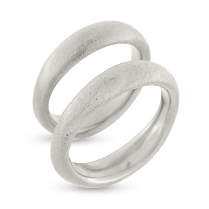 Billede af Forlovelsesringe, massiv 'bølget' 14 kt. hvidguld