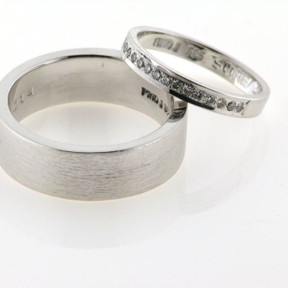 Billede af 1 par vielsesringe, damering fattet med 15 brill. 14 kt. hvg.