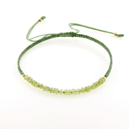 Billede af By Pind Colorful knyttet armbånd vissengrøn med peridot sten og sølv forgyldte kugler