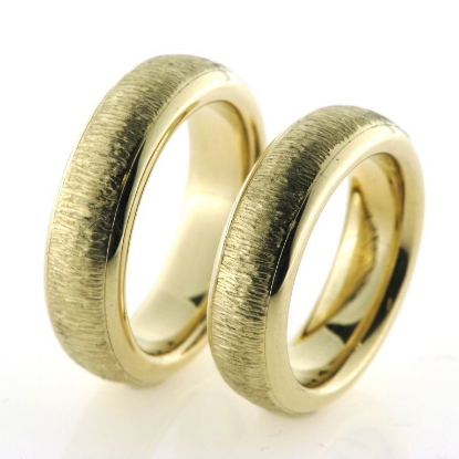 Billede af 1 par vielsesringe med stribet mønster 8 kt.