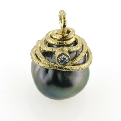 Billede af Vedhæng spiral af tråd tahiti perle 16*19,5 mm., rørfatning brill. 0,10 w/vs. 14 kt.