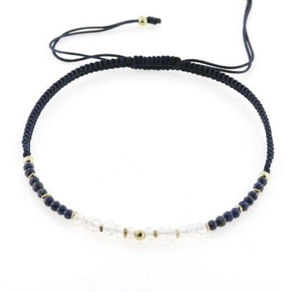 Billede af By Pind Colorful knyttet armbånd mørkeblå lapis og månesten sten og sølv forgyldte kugler