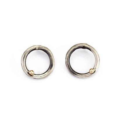 Billede af By Birdie Comet Circle Ball ørestikkere sort rhodineret sølv m.14kt kugle