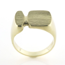 Billede af Herrering massiv lukket bund, plade 17*11,5mm 8 kt. facon + 13,5 gr. (prisen er excl. guld)