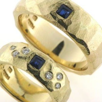 Billede af Ringe 14 kt. cárer slebne blå safirer og 6 brillianter