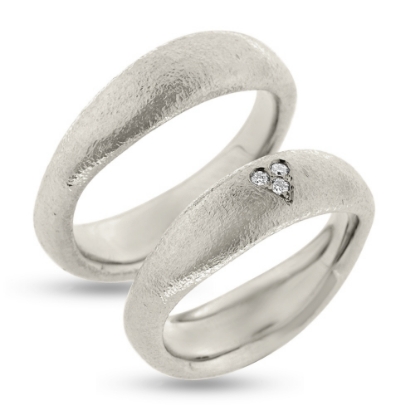 Billede af Vielses/forlovelses ringe bølget, massive, damer. 3* 0,015 w/vs i hjerte 14 kt. hvg.