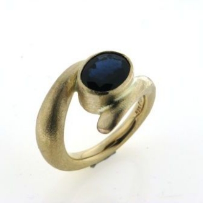 Billede af Ring med oval facetet sten