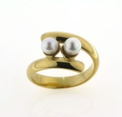 Billede af Ring forskudt m. perleskål, 2* sv. perler a 4½-5 mm. 8 kt.