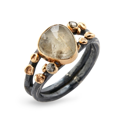 Billede af By Birdie Gili Sun Ring sort rhodineret sølv m.14kt kugler, rutilkvarts og ialt 0,20 ct diamant (str. 52-60)