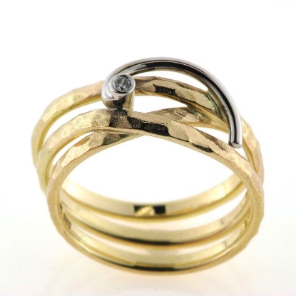 Billede af Ring med guldtråde, påloddet hvg. pynt, isat brill. 0,03 w/vs. 14 kt. (Trådring)