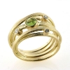 Billede af Ring med guldtråde fattet med peridot og 3 brill. 14 kt. (Trådring)