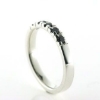 Billede af Alliancering 5* 0,04 black, 925s.  (br. 2,9-tk. 1,9 mm.)