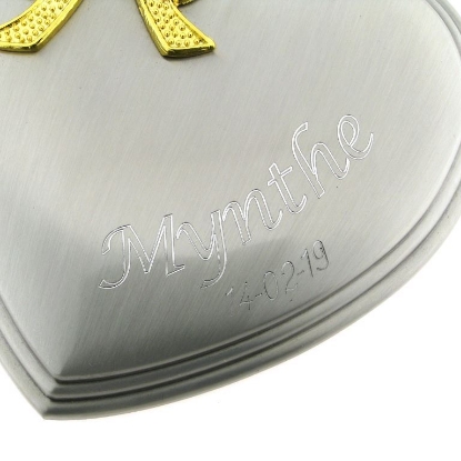 Billede af Gravering (maskine) mindste pris  (op til 7 bogstaver/tegn) (4 dele) (ens emne og grav.)