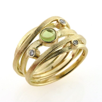 Billede af Ring med guldtråde fattet med peridot og 3 brill. 14 kt. (Trådring)
