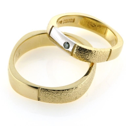 Billede af 1 par ringe, hr. ring br. 5 mm. D-ring med hvg. fattet 1 brill. 0,03 ct. green, 14 kt.