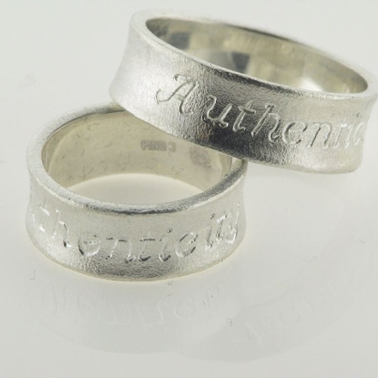 Billede af 1 par ringe, hulkilet med udvendig gravering 925s sølv