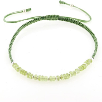 Billede af By Pind Colorful knyttet armbånd vissengrøn med peridot sten og sølv kugler