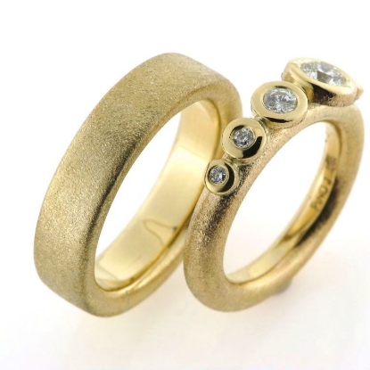 Billede af 1 par vielsesringe, damering fattet med 5 brill. 14 kt.