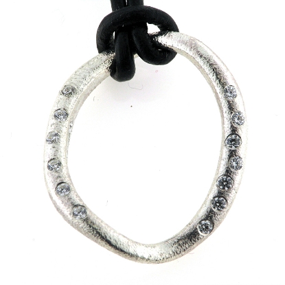 Billede af Vedhæng vreden tråd med 13 syn. zirk. 925s  (snoet)