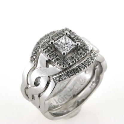 Billede af Ring 3 delt fattet med princess cut 0,40 tw/vs. + 16* 0,015 w/vs. + 18* 0,01 w/vs. 14 kt. hvg.