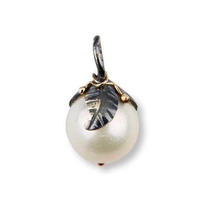 Billede af By Birdie Urban Leaf Drop Pearl vedhæng sort rhodineret sølv m.14kt. guld + perle