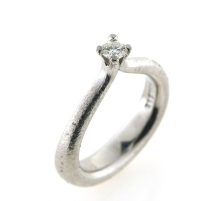 Billede af Ring kraftig rund trekantet skinne, 4 grab chaton, brill. 0,15 w/vs. 14 kt. hvg.
