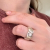 Billede af Ring bølget med felter, massiv, br. 9,5 mm. 14 kt. hvg.