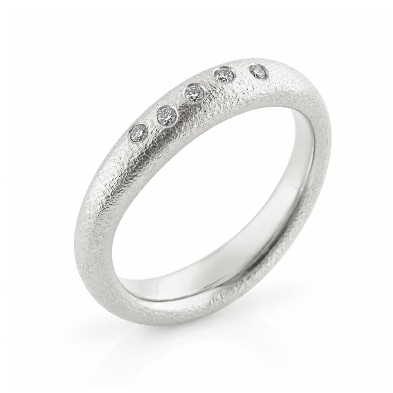 Billede af Ring bølget  5* 0,01 w/vs. i stjernedrys 14 kt. hvg.