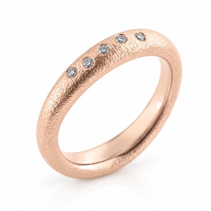 Billede af Ring bølget  5* 0,01 w/vs. i stjernedrys 14 kt. rød