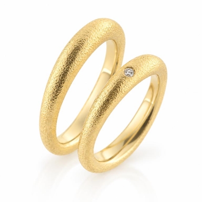 Billede af Forlovelsesringe, massiv 'bølget' hmf overflade, D-ring brill. 0,03 w/vs. 14 kt.