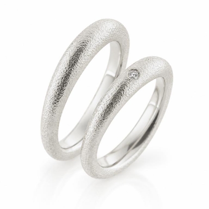 Billede af Forlovelsesringe, massiv 'bølget' hmf overflade, D-ring brill. 0,03 w/vs. 14 kt. hvg.