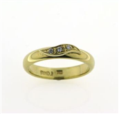 Ring m. pynt isat 3 syn. sten a 1,25 mm. 8 kt.