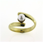 Ring forskudt m. perleskål, sv. perle 5-5½ mm. 14 kt.