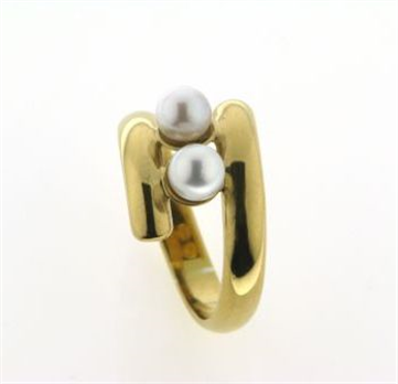 Ring forskudt m. perleskål, 2* sv. perler a 4½-5 mm. 8 kt.