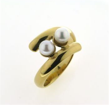 Ring forskudt m. perleskål, 2* sv. perler a 4½-5 mm. 8 kt.