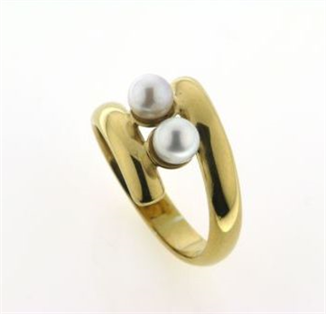 Ring forskudt m. perleskål, 2* sv. perler a 4½-5 mm. 14 kt.