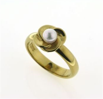 Ring, pynt med sv. perle 4½-5 mm. 8 kt.