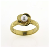 Ring, pynt med sv. perle 4½-5 mm. 14 kt.